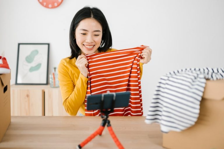 photo of an online ad being recorded